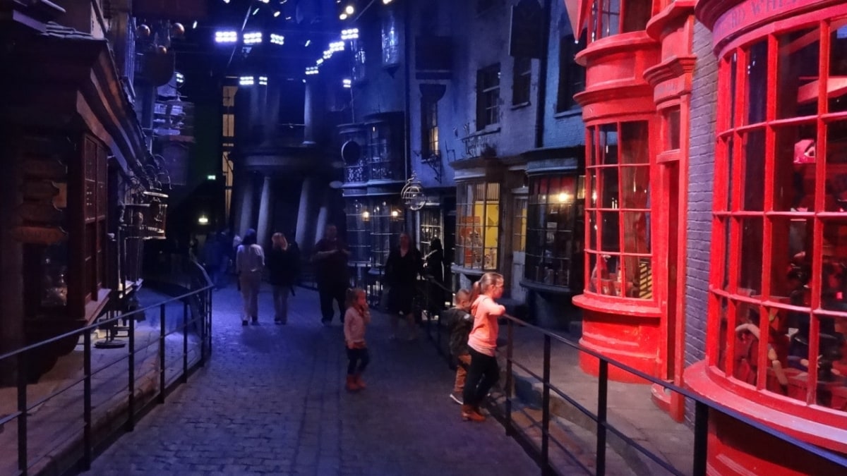 Warner Bros. Studio Tour London – The Making of Harry Potter with Transportation