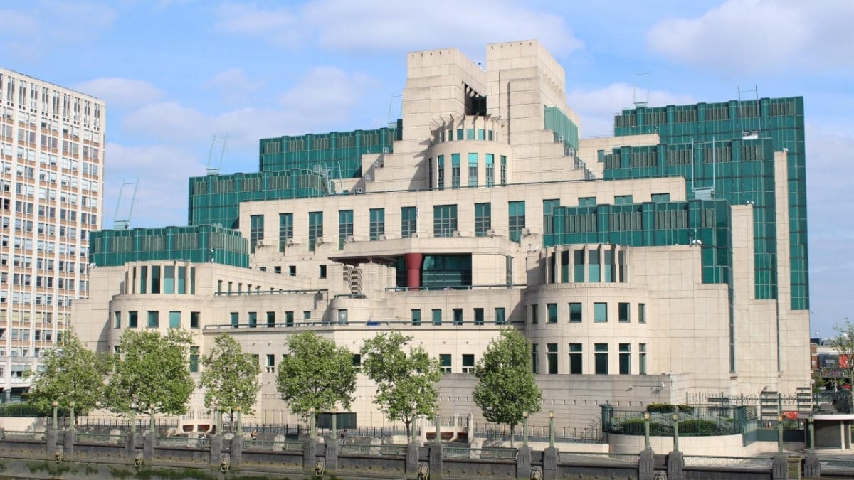 Walking Tour to James Bond London Locations (unofficial)
