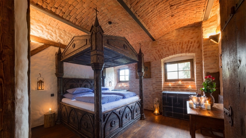 Medieval Hotel, Detenice